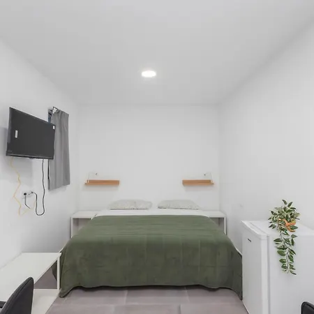Coliving Mol-terrace, En-suite Bathroom, Fridge & Tv Penzion